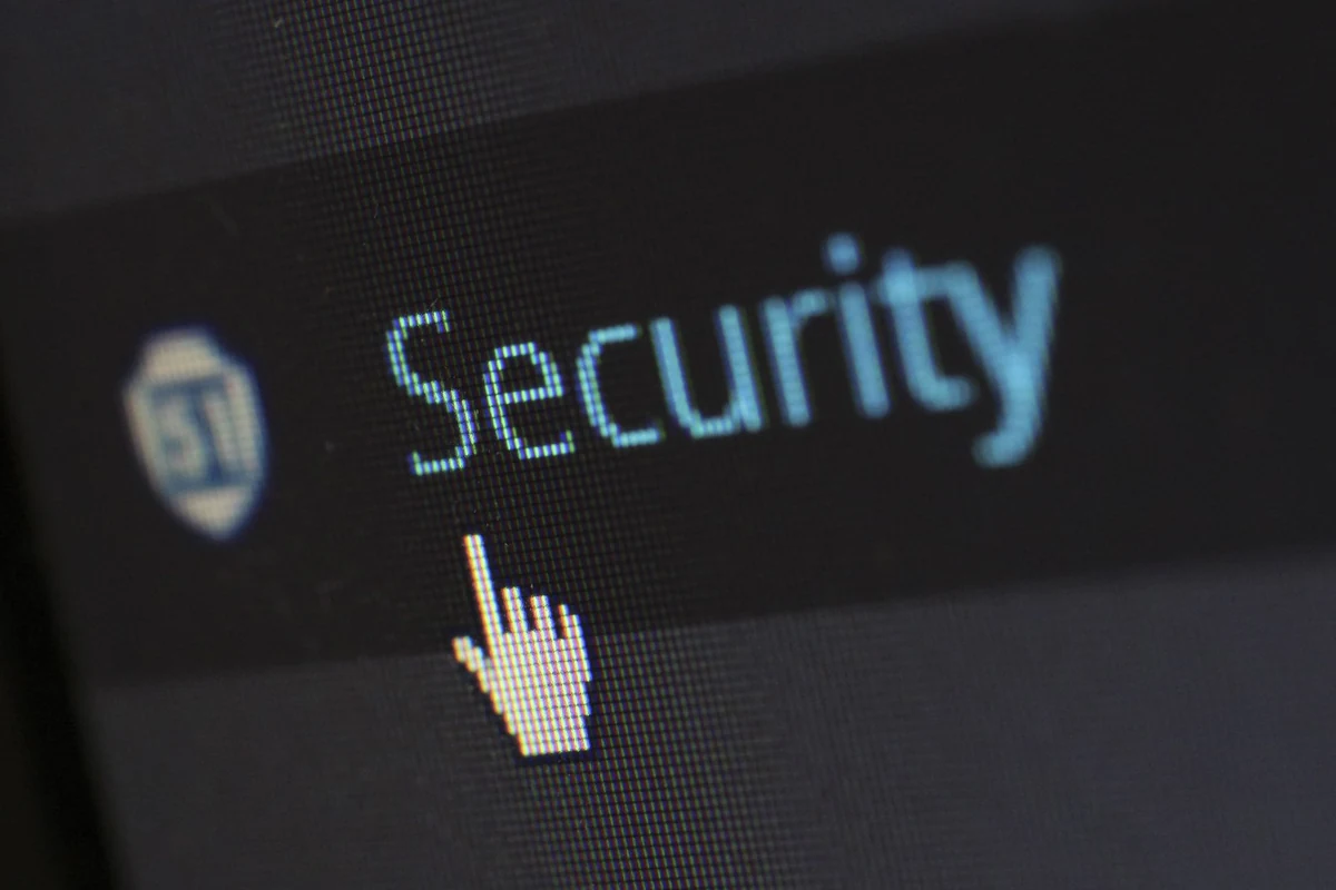 Vista ravvicinata di un cursore del mouse sopra il testo di sicurezza digitale sul display.